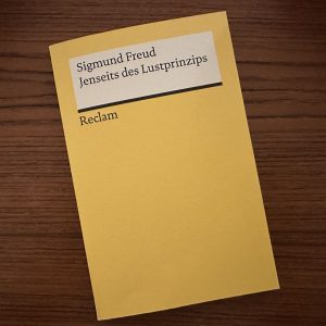 Freud trifft Change-Kommunikation: Warum Teams Muster wiederholen, wie Micro-Experimente Angst senken und Transformation wirklich ins Handeln kommt.
