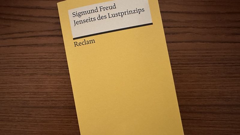 Freud trifft Change-Kommunikation: Warum Teams Muster wiederholen, wie Micro-Experimente Angst senken und Transformation wirklich ins Handeln kommt.